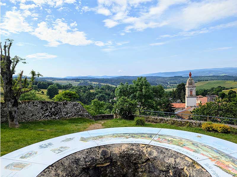 Belvédère de la butte du Calvaire et sa table d’orientation à Pradelles en Haute-Loire, Auvergne