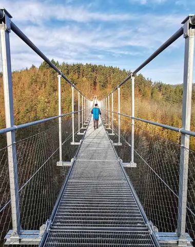 Vue sur la passerelle himalayenne de la Haute-Loire